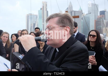 La XXIV edizione della Via Crucis processione dalla Cattedrale di San Giacomo nel centro di Brooklyn a Ground Zero di Lower Manhattan. Portando la processione è stato il Vescovo della Diocesi di Brooklyn & Queens Nicholas DiMarzio. Per tradizione la processione si arresta in corrispondenza del ponte di Brooklyn Bridge della torre di Manhattan, City Hall & Ground Zero per le preghiere e gli inni e meditazione prima di terminare presso la chiesa di San Giacomo su Barclay & Chiesa strade di Manhattan. (Foto di Andy Katz/Pacific Stampa) Foto Stock