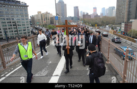 La XXIV edizione della Via Crucis processione dalla Cattedrale di San Giacomo nel centro di Brooklyn a Ground Zero di Lower Manhattan. Portando la processione è stato il Vescovo della Diocesi di Brooklyn & Queens Nicholas DiMarzio. Per tradizione la processione si arresta in corrispondenza del ponte di Brooklyn Bridge della torre di Manhattan, City Hall & Ground Zero per le preghiere e gli inni e meditazione prima di terminare presso la chiesa di San Giacomo su Barclay & Chiesa strade di Manhattan. (Foto di Andy Katz/Pacific Stampa) Foto Stock