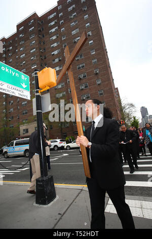 La XXIV edizione della Via Crucis processione dalla Cattedrale di San Giacomo nel centro di Brooklyn a Ground Zero di Lower Manhattan. Portando la processione è stato il Vescovo della Diocesi di Brooklyn & Queens Nicholas DiMarzio. Per tradizione la processione si arresta in corrispondenza del ponte di Brooklyn Bridge della torre di Manhattan, City Hall & Ground Zero per le preghiere e gli inni e meditazione prima di terminare presso la chiesa di San Giacomo su Barclay & Chiesa strade di Manhattan. (Foto di Andy Katz/Pacific Stampa) Foto Stock