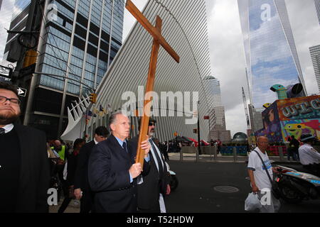 La XXIV edizione della Via Crucis processione dalla Cattedrale di San Giacomo nel centro di Brooklyn a Ground Zero di Lower Manhattan. Portando la processione è stato il Vescovo della Diocesi di Brooklyn & Queens Nicholas DiMarzio. Per tradizione la processione si arresta in corrispondenza del ponte di Brooklyn Bridge della torre di Manhattan, City Hall & Ground Zero per le preghiere e gli inni e meditazione prima di terminare presso la chiesa di San Giacomo su Barclay & Chiesa strade di Manhattan. (Foto di Andy Katz/Pacific Stampa) Foto Stock