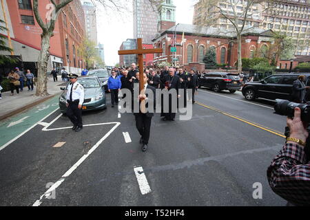 La XXIV edizione della Via Crucis processione dalla Cattedrale di San Giacomo nel centro di Brooklyn a Ground Zero di Lower Manhattan. Portando la processione è stato il Vescovo della Diocesi di Brooklyn & Queens Nicholas DiMarzio. Per tradizione la processione si arresta in corrispondenza del ponte di Brooklyn Bridge della torre di Manhattan, City Hall & Ground Zero per le preghiere e gli inni e meditazione prima di terminare presso la chiesa di San Giacomo su Barclay & Chiesa strade di Manhattan. (Foto di Andy Katz/Pacific Stampa) Foto Stock