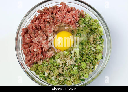 Ingredienti polpette di carne su sfondo bianco Foto Stock