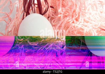 Pasqua di tiro, un uovo su un sfondo rosa - file danneggiato. Texture astratta del rumore di sfondo fotocamera Glitch VHS errore di pixel. Per l'uso nella moderna f Foto Stock