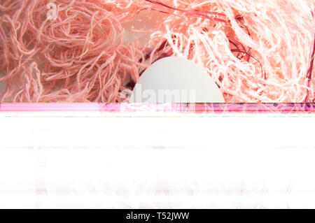 Pasqua di tiro, un uovo su un sfondo rosa - file danneggiato. Texture astratta del rumore di sfondo fotocamera Glitch VHS errore di pixel. Per l'uso nella moderna f Foto Stock