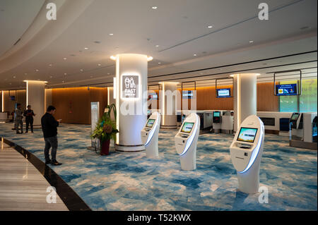 18.04.2019, Singapore, Repubblica di Singapore, in Asia - Vista del Fast check-in area all'interno del nuovo gioiello terminal presso l'Aeroporto Changi. Foto Stock