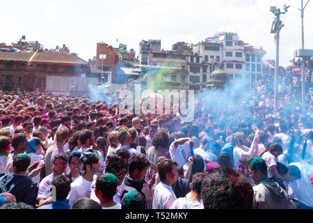 Kathmandu, Nepal - Marzo 12, 2017: enorme folla di gente del posto e i turisti si riuniscono per celebrare holi, festival di colori a Basantpur a Kathmandu. Foto Stock