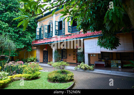 Vista esterna dell'entrata frontale del commerciante cinese mansion, Tjong un Fie, a Medan, Indonesia. Foto Stock