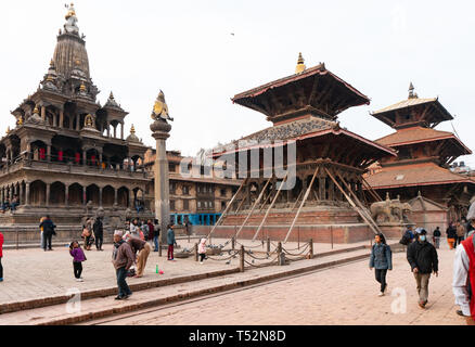 Kathmandu, Nepal - Gennaio 01, 2016: vista di vari templi di fronte palazzo a Patan Durbar Square. Foto Stock