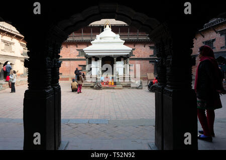 Kathmandu, Nepal - 15 Gennaio 2016: Vista di Keshav Narayan Chowk, l' entrata principale del Museo di Patan. Foto Stock