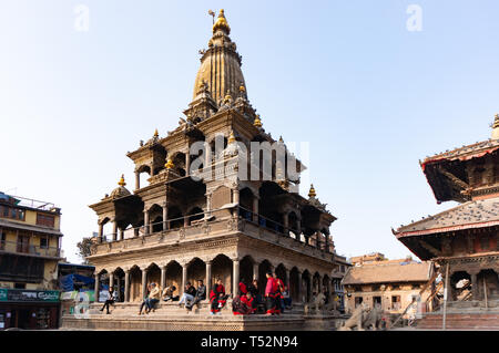 Kathmandu, Nepal - 15 Gennaio 2016: Vista di Krishna Mandir, scolpite di roccia unico in Patan Durbar Square. Foto Stock