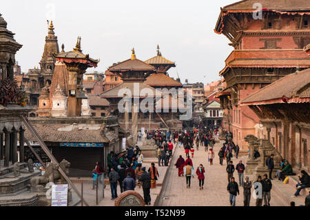 Kathmandu, Nepal - 15 Gennaio 2016: vista di vari templi, palazzo e vecchi edifici di Patan Durbar Square. Foto Stock