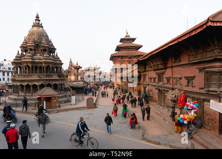 Kathmandu, Nepal - 15 Gennaio 2016: vista di vari templi, palazzo e vecchi edifici di Patan Durbar Square. Foto Stock