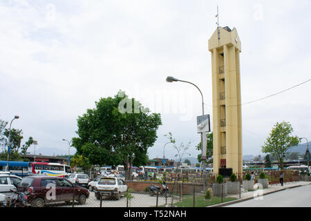 Kathmandu, Nepal - 27 Maggio 2017: la torre dell orologio presso la sede del nuovo terminal degli autobus. Foto Stock