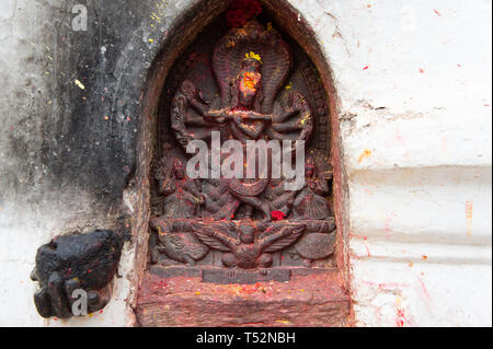 Idolo scolpito del dio indù signore Vishnu sulle pareti del Tempio di Budhanilkantha a Kathmandu. Foto Stock