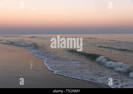 Stati Uniti d'America,Florida,Sanibel Island, una luna piena con un incremento di oltre il surf del Golfo del Messico Stati Uniti d'America,Florida,Sanibel Island, una luna piena con un incremento di oltre il surf del Golfo del Messico