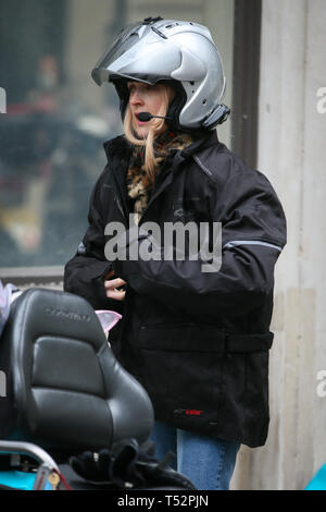 Fearne Cotton visto che trasportano un Vivienne Westwood borsa di trasporto come lei lascia la BBC Radio Due Studios - Londra dotata: Fearne Cotton dove: Londra, Regno Unito quando: 20 Mar 2019 Credit: WENN.com Foto Stock