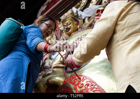 Kathmandu, Nepal - 03 Settembre 2017: artisti locali pittura l'idolo di Sveth Bhairav prima del festival a Hanumandhoka. Foto Stock