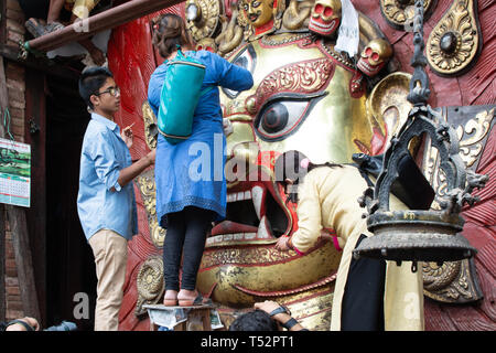 Kathmandu, Nepal - 03 Settembre 2017: artisti locali pittura l'idolo di Sveth Bhairav prima del festival a Hanumandhoka. Foto Stock