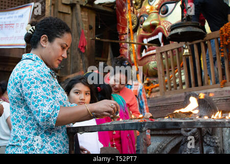 Kathmandu, Nepal - 03 Settembre 2017: Coppia lady illuminazione lampade come offerta a Sveth Bhairav durante il festival presso Hanumandhoka. Foto Stock