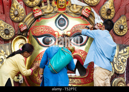 Kathmandu, Nepal - 03 Settembre 2017: artisti locali pittura l'idolo di Sveth Bhairav prima del festival a Hanumandhoka. Foto Stock