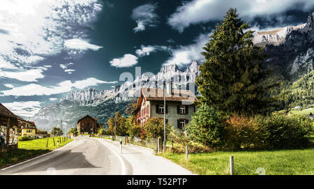 Agriturismo sulla strada principale per Walenstadt da Sargans, Svizzera Foto Stock