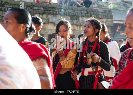 Kathmandu, Nepal - Ottobre 01, 2017: femmine locale di Bhaktapur nel tradizionale abito newari partecipare a una processione durante haku festival. Foto Stock