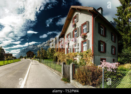 Agriturismo sulla strada principale per Walenstadt da Sargans, Svizzera Foto Stock