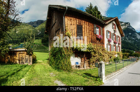 Agriturismo sulla strada principale per Walenstadt da Sargans, Svizzera Foto Stock