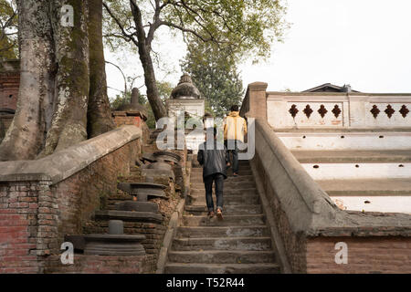 Kathmandu, Nepal - Ottobre 28, 2017: devoti visitando la Ram Mandir in Pashupatinath locali. Foto Stock