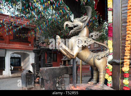 Kathmandu, Nepal - Ottobre 28, 2017: Vista del tempio Maitidevi e un monumento in bronzo all'entrata. Foto Stock