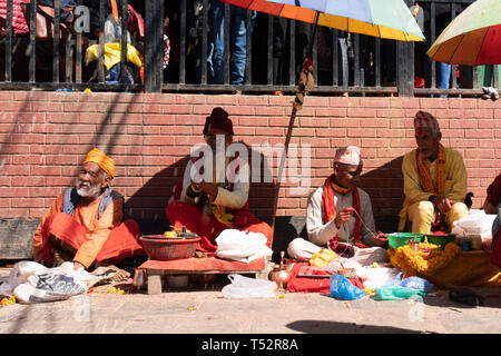 Gorkha, Nepal - Novembre 04, 2017: gruppo di pandits che eseguire rituali sacri per i devoti seduti nei locali del dipositivo Manokamana tempio. Foto Stock