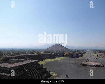 Vista dell'Avenue dei morti e la Piramide del Sole a Teotihuacan rovine vicino alla capitale città del Messico paesaggi con cielo blu chiaro nel 2018 caldo e soleggiato wint Foto Stock