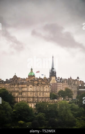 Guardando verso il vecchio Highland Tolbooth chiesa di San Giovanni Evangelista e Bank of Scotland edificio in Edimburgo, Scozia, Regno Unito Foto Stock