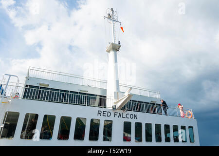 Il Red Falcon, Red Funnel ancorato in Oriente Cowes, Isle of Wight, Hampshire, Regno Unito Foto Stock