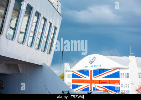 Il Red Falcon, Red Funnel ancorato in Oriente Cowes con il Venture quays edificio in background, Isle of Wight, Hampshire, Regno Unito Foto Stock