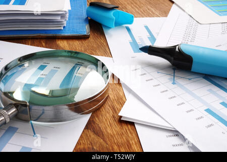 Audit e contabilità finanziaria concetto. Ingrandimento e business report. Foto Stock