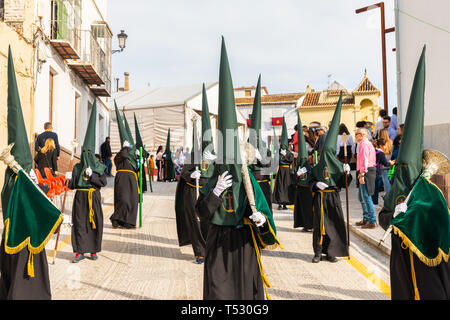 VELEZ-MALAGA, Spagna - 29 marzo 2018 persone che partecipano alla processione nella Settimana Santa in una città spagnola, pasqua Foto Stock