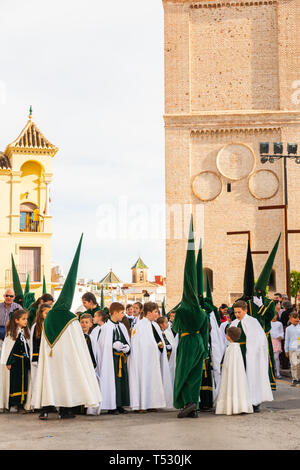 VELEZ-MALAGA, Spagna - 29 marzo 2018 persone che partecipano alla processione nella Settimana Santa in una città spagnola, pasqua Foto Stock