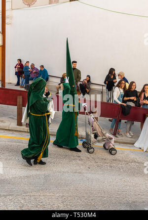 VELEZ-MALAGA, Spagna - 29 marzo 2018 persone che partecipano alla processione nella Settimana Santa in una città spagnola, pasqua Foto Stock