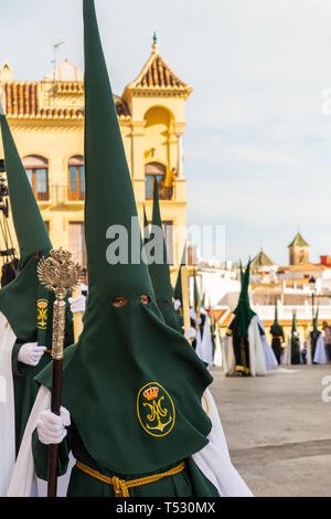 VELEZ-MALAGA, Spagna - 29 marzo 2018 persone che partecipano alla processione nella Settimana Santa in una città spagnola, pasqua Foto Stock