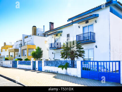 Costa Nova, Portogallo: case bianche con blu e gialli dettagli nella facciata. Costa Nova do Prado è un beach village resort sulla costa atlantica vicino Aveir Foto Stock