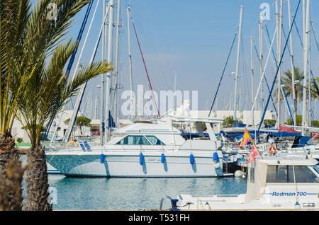 LA MANGA, Spagna - 4 marzo 2019 una bella marina con lussuosi yacht e barche a motore nella località turistica cittadina sul mare nei pressi di San Javier Foto Stock