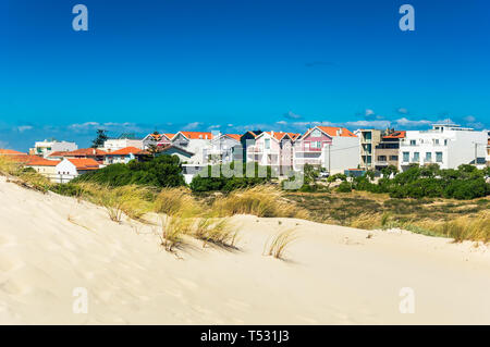 Costa Nova, Portogallo: Spiaggia dune di sabbia e colorate case a strisce. Costa Nova do Prado è un beach village resort sulla costa atlantica vicino a Aveiro. Foto Stock