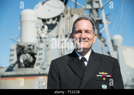 Ammiraglio Edward Michael Cashman, Marina degli Stati Uniti, Comandante inserto SNMG1 su US Navy Arleigh Burke-class missile destroyer USS gravemente (DDG-107), flagsh Foto Stock