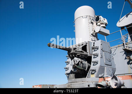 20mm Phalanx CIWS su US Navy Arleigh Burke-class missile destroyer USS gravemente (DDG-107), ammiraglia di standing NATO Maritime Group 1 (inserto SNMG1) in Foto Stock