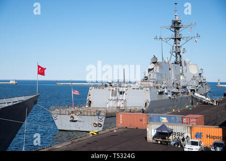 US Navy Arleigh Burke-class missile destroyer USS gravemente (DDG-107), ammiraglia di standing NATO Maritime Group 1 (inserto SNMG1) a Gdynia, Polonia. Apri Foto Stock