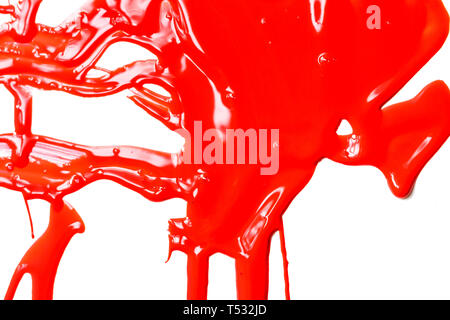 Spessore della vernice rossa su uno sfondo bianco. Flussi di vernice Foto Stock