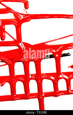 Flussi di rosso vernice spessa su sfondo bianco Foto Stock