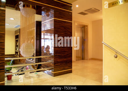 ALBANIA, Fier - Febbraio 2, 2015: lussuoso atrio interno Hotel Fieri Albania Foto Stock