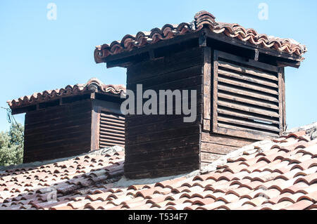 Vecchio vintage weathered casa ceramica tegole del tetto closeup nella giornata di sole Foto Stock